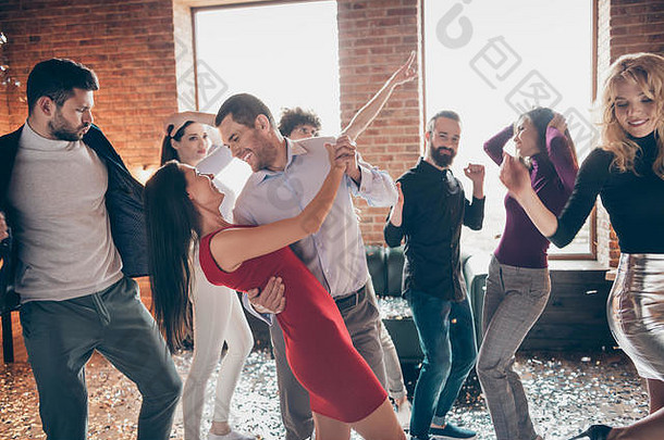 照片快乐的积极的不错的可爱的夫妇人跳舞华尔兹包围朋友移动跳舞