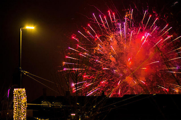 色彩斑斓的美丽的烟花晚上天空城市一年庆祝活动模糊的下降星星
