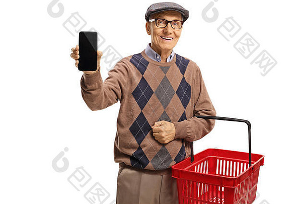 上了年纪的男人。显示移动电话携带购物篮子孤立的白色背景