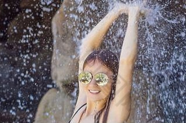 年轻的快乐的女人水流池一天水疗中心热弹簧横幅长格式