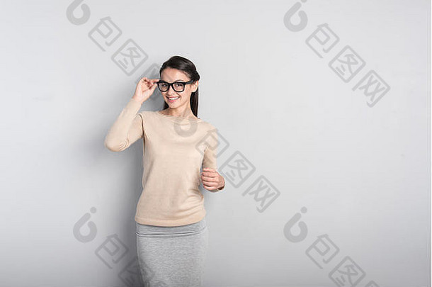 积极的女人穿眼镜