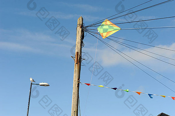 风筝抓住了电报电线海滩前面博斯ceredigion西威尔士