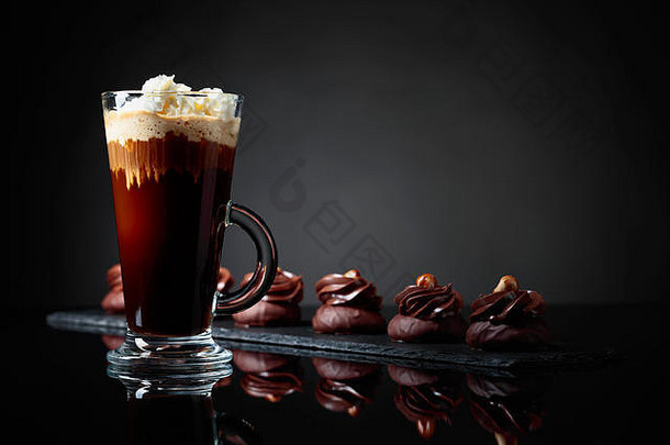 巧克力甜点榛子咖啡奶油黑色的反光背景复制空间文本