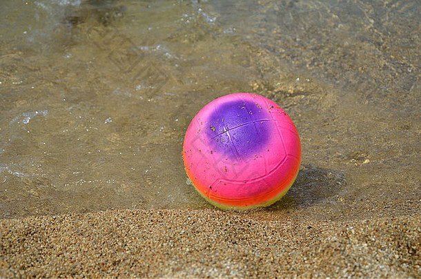 色彩斑斓的海滩球浅海水