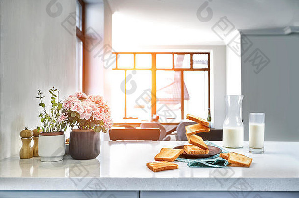 玻璃牛奶烤面包表格厨房背景太阳耀斑