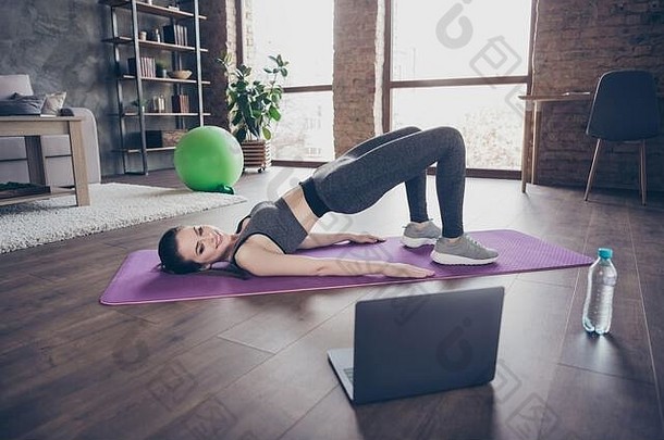 完整的长度配置文件一边照片积极的运动员运动精力充沛的女孩看移动PC瑜伽有氧<strong>运动视频</strong>板材拉伸ABS肚子回来地板上