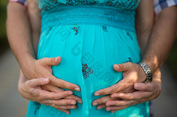 怀孕了夫人女人摆姿势丈夫前面焦点相机持有温柔的手肚子未出生的婴儿孩子做梦