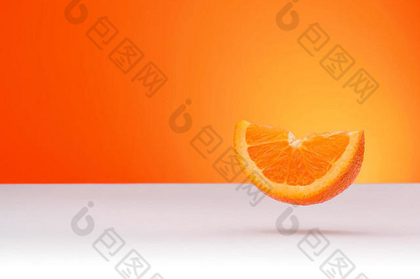 浮动一块橙色孤立的橙色白色背景空间文本