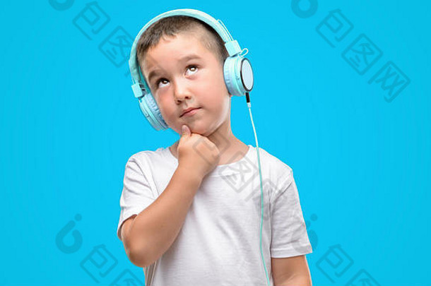 黑暗头发的孩子听音乐耳机脸思考问题困惑的想法