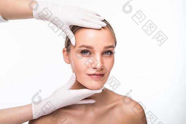 化妆品治疗特写镜头美容师手面部皮肤提升注射女人的脸美丽的女关闭眼睛接收美