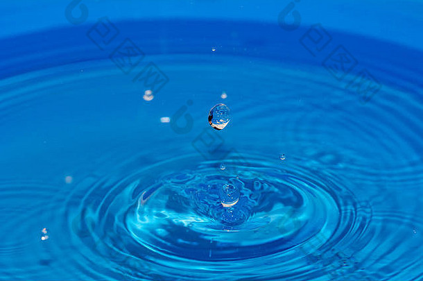 水下降下降滴镜子水下降飞溅使完美的圈水表面