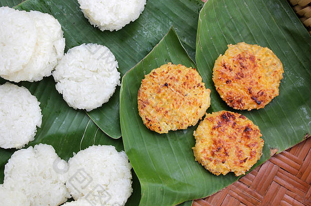 泰国街食物泰国传统的食物加惠黏糊糊的大米蛋烤香蕉叶
