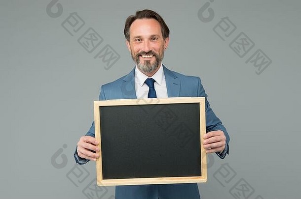 宣传教育措施快乐经理持有黑板上灰色背景有胡子的男人。微笑宣传董事会广告宣传广告设计<strong>学校宣传</strong>复制空间