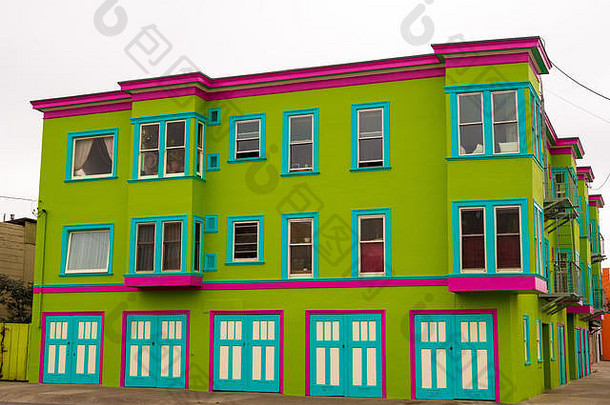 绿色粉红色的蒂尔建筑社区阴天空