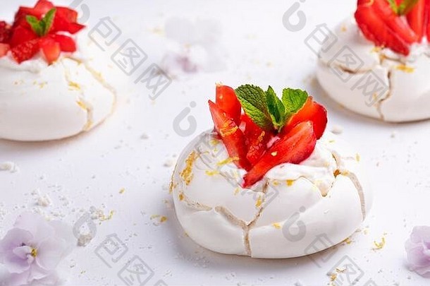 自制的蛋白酥皮甜点巴甫洛娃蛋糕新鲜的草莓薄荷夏天甜点法国蛋糕糖果经典甜点草莓那