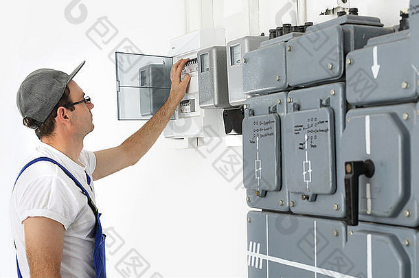 电工切换当前的首页软木塞电开关指示板插头电工维修安装