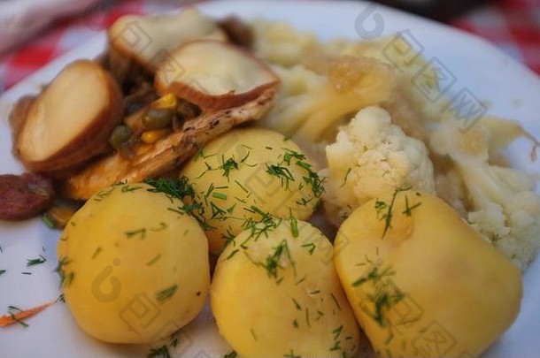 餐肉土豆菜花餐厅小镇克拉科夫波兰中央东部欧洲6月