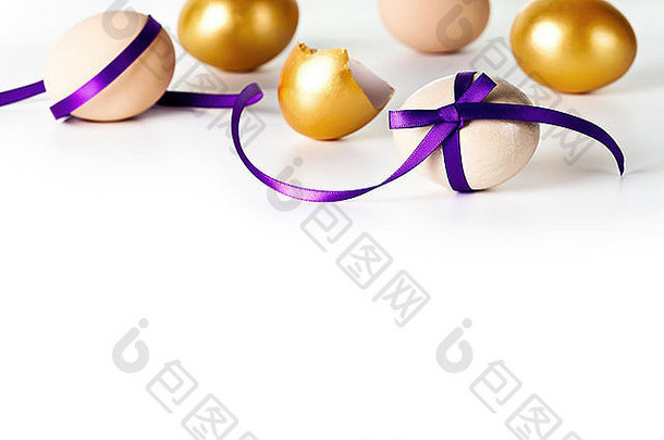 复活节蛋紫罗兰色的弓白色背景作文米色黄金鸡蛋