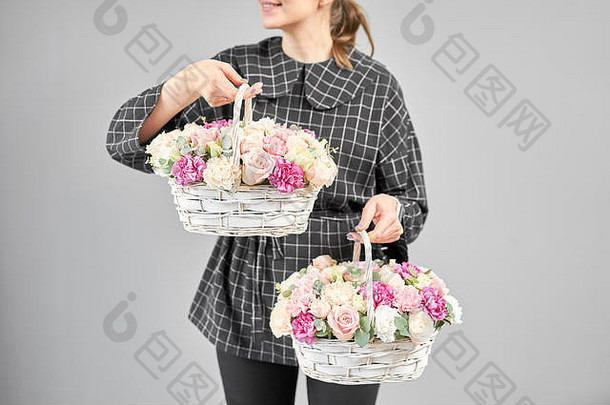 花安排柳条篮子现代花商店完成了工作花店可爱的花束混合花女士手交付