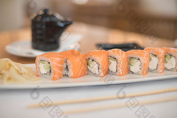美味的新鲜的寿司卷大马哈鱼费城奶酪白色板传统的日本海鲜健康的食物概念费城经典寿司卷