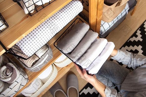 女人春天清洁折叠床上用品毯子毛巾羽绒被涵盖了衣橱概念做家务存储