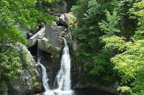 猛击第一瀑布最高的瀑布麻萨诸塞州位于麻萨诸塞州纽约边境