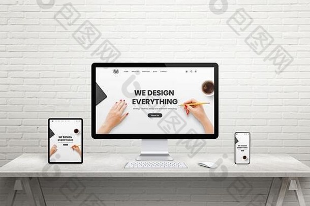 设计师桌子上电脑显示平板电脑电话设计师工作室页面设备显示resonsive网络设计概念