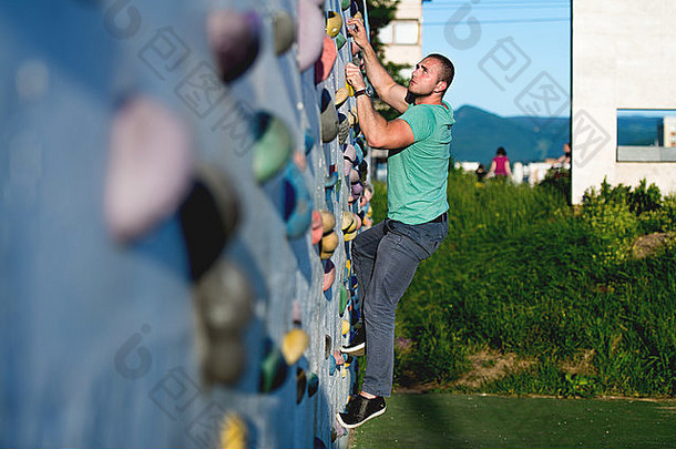 年轻的男人。攀爬<strong>墙</strong>岩石在户外