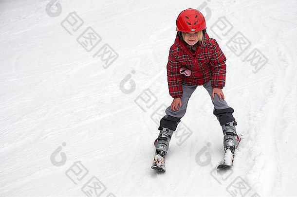 孩子滑雪山女孩安全头盔学习滑雪学校冬天体育运动家庭年轻的孩子们