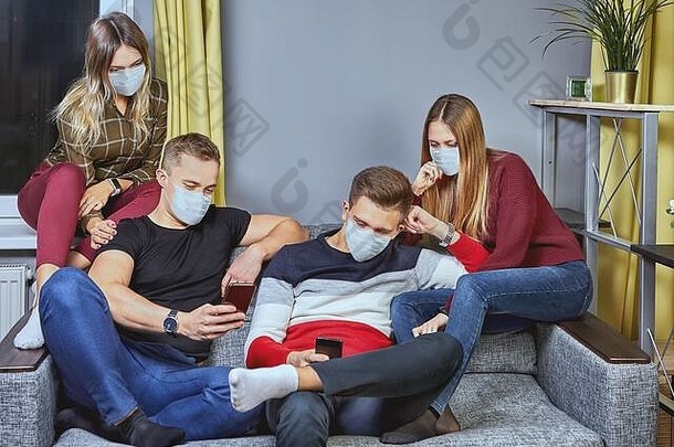 集团年轻的人保护脸面具在室内学生首页隔离流感大流行冠状病毒感染科维德