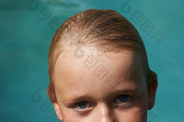 肖像湿金发碧眼的男孩户外游泳池