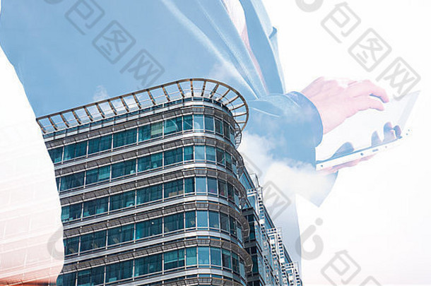 伦敦办公室建筑双曝光商人平板电脑