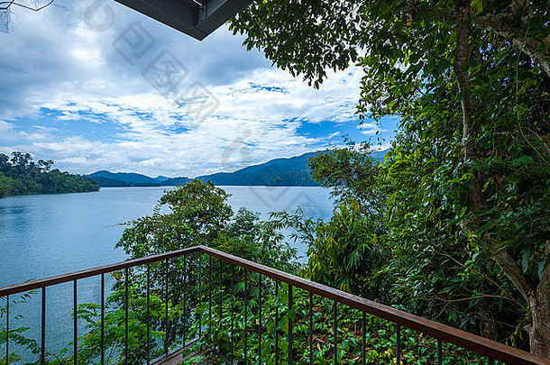 风景优美的阳台俯瞰热带热带雨林湖岛屿多云的蓝色的天空还没度假胜地上诉temenggor湖