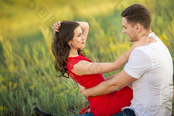 快乐年轻的夫妇拥抱公园