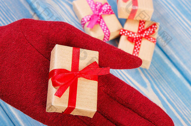 手女人红色的羊毛手套包装礼物圣诞节情人节生日庆祝活动