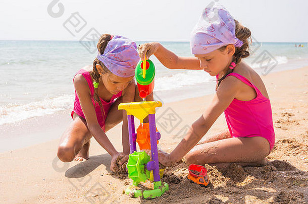 孩子们玩玩具沙子海海滩