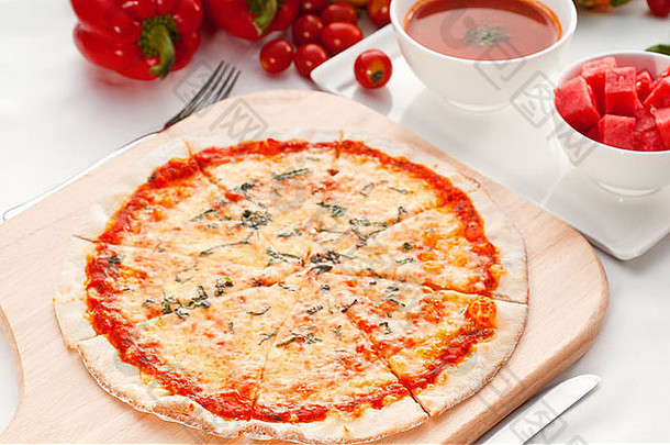 意大利原始薄地壳披萨margherita西班牙冷汤汤西瓜一边蔬菜背景