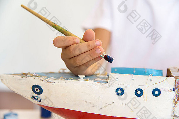 孩子绘画木船刷