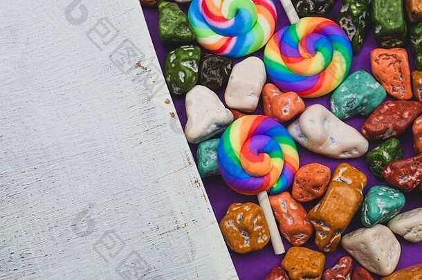 棒棒糖糖果鹅卵石糖果形式彩色的石<strong>头彩</strong>色的背景色彩斑斓的糖果节日装饰复制空间