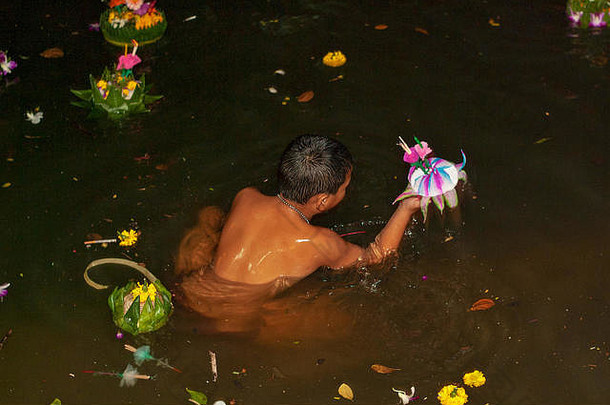 曼谷泰国法水灯需要的地方晚上完整的月亮月传统的泰国<strong>月球日</strong>历