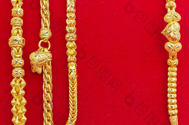 奢侈品黄金手镯红色的法兰绒背景美丽的枚金牌期间点缀附件亚洲风格