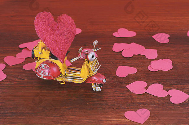 古董摩托车携带红色的缓冲心木背景情人节一天交付概念