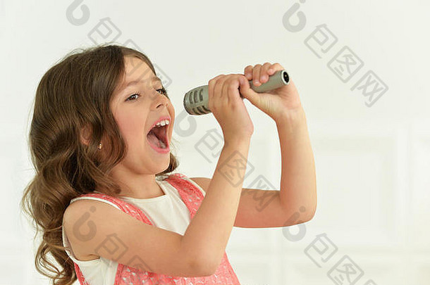 可爱的女孩唱歌