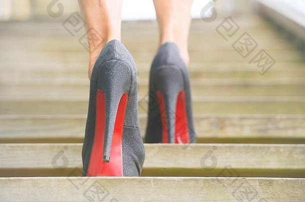 细节关闭向上视图女人高非常穿高跟鞋鞋子走木楼梯模糊背景
