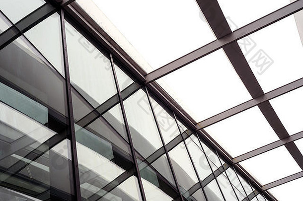 黑色的白色现代建筑屋面struts清晰的玻璃面板发现现代建筑设计结构