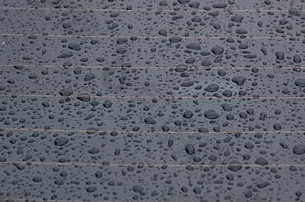 雨滴车玻璃积累水光滑的表面