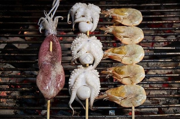 鱿鱼章鱼虾烤传统的泰国食物