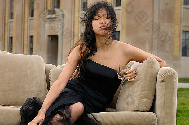 年轻的亚洲女人黑色的晚上衣服吹头发沙发上草坪上艺术德科大厦哈里斯水治疗植物多伦多
