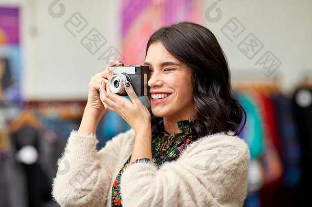 微笑女人拍摄古董电影相机