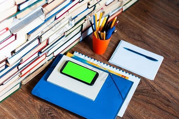 教科书笔记本绿色屏幕移动电话智能手机堆栈书工作首页距离教育背景保持首页概念